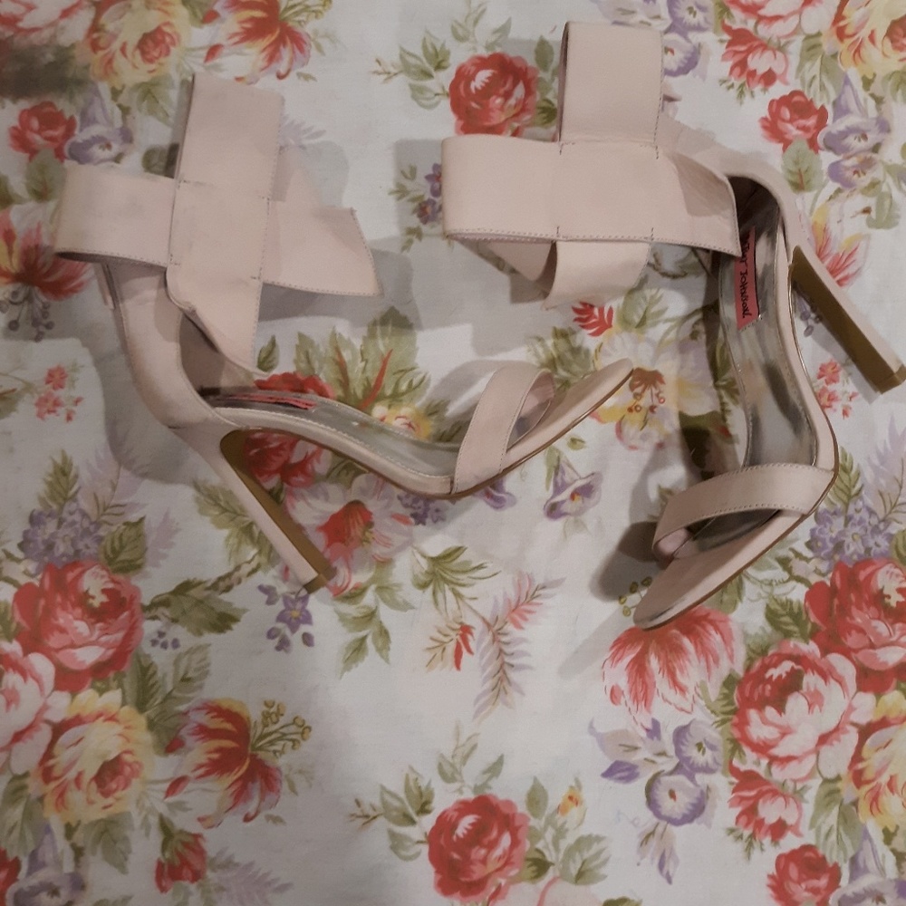 Betsey Johnson Light Pink Friskyy Bow Heels. - Picture 9 of 10